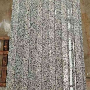 泰州 芝麻白花岗岩荔枝面雕刻盲道，盲条