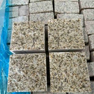 泰州 黄金麻花岗岩自然面小方块，弹石，马蹄石等