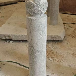 泰州 芝麻白花岗岩石材挡车石柱、停车柱、圆柱挡车柱、方柱挡车柱等