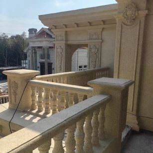 泰州 黄金麻别墅外墙干挂雕花配合阳台栏杆花瓶柱