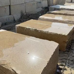 泰州 黄金麻方料堆场洗料分选中，原材料充足