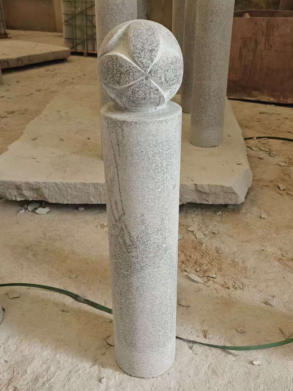 泰州 芝麻白花岗岩石材挡车石柱、停车柱、圆柱挡车柱、方柱挡车柱等