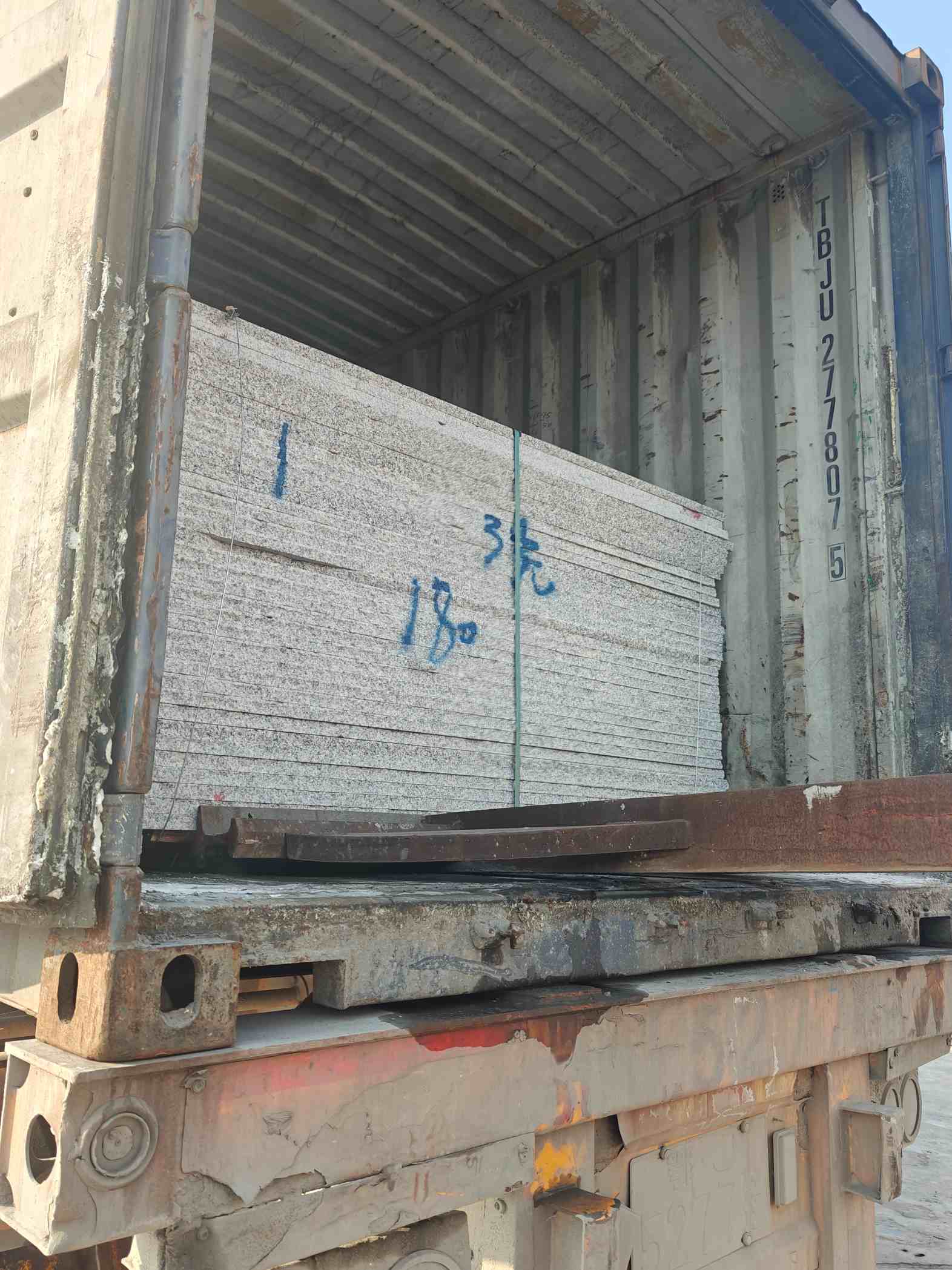 泰州 芝麻白花岗岩石材3.0公分光面毛板装柜出货