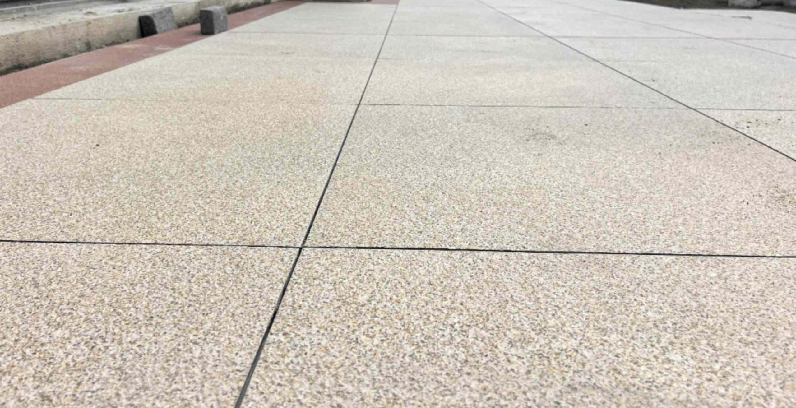 泰州 黄金麻花岗岩石板材荔枝面地面铺装效果