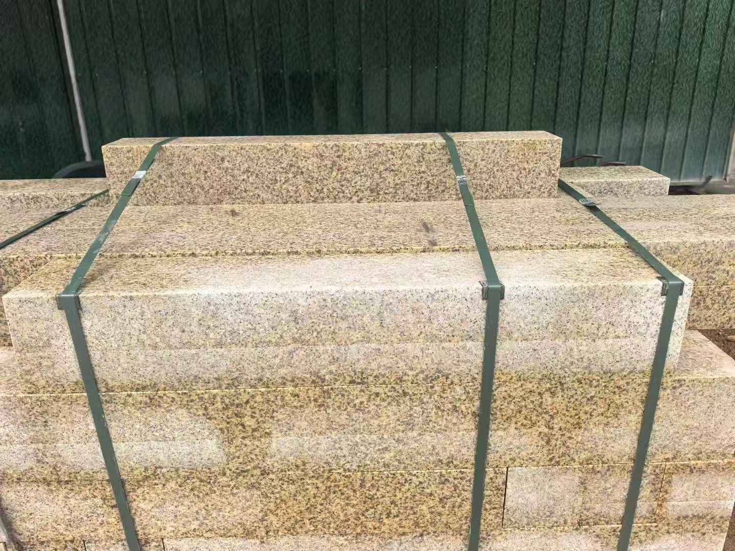 泰州 黄金麻花岗岩石材机切面栏杆料半成品