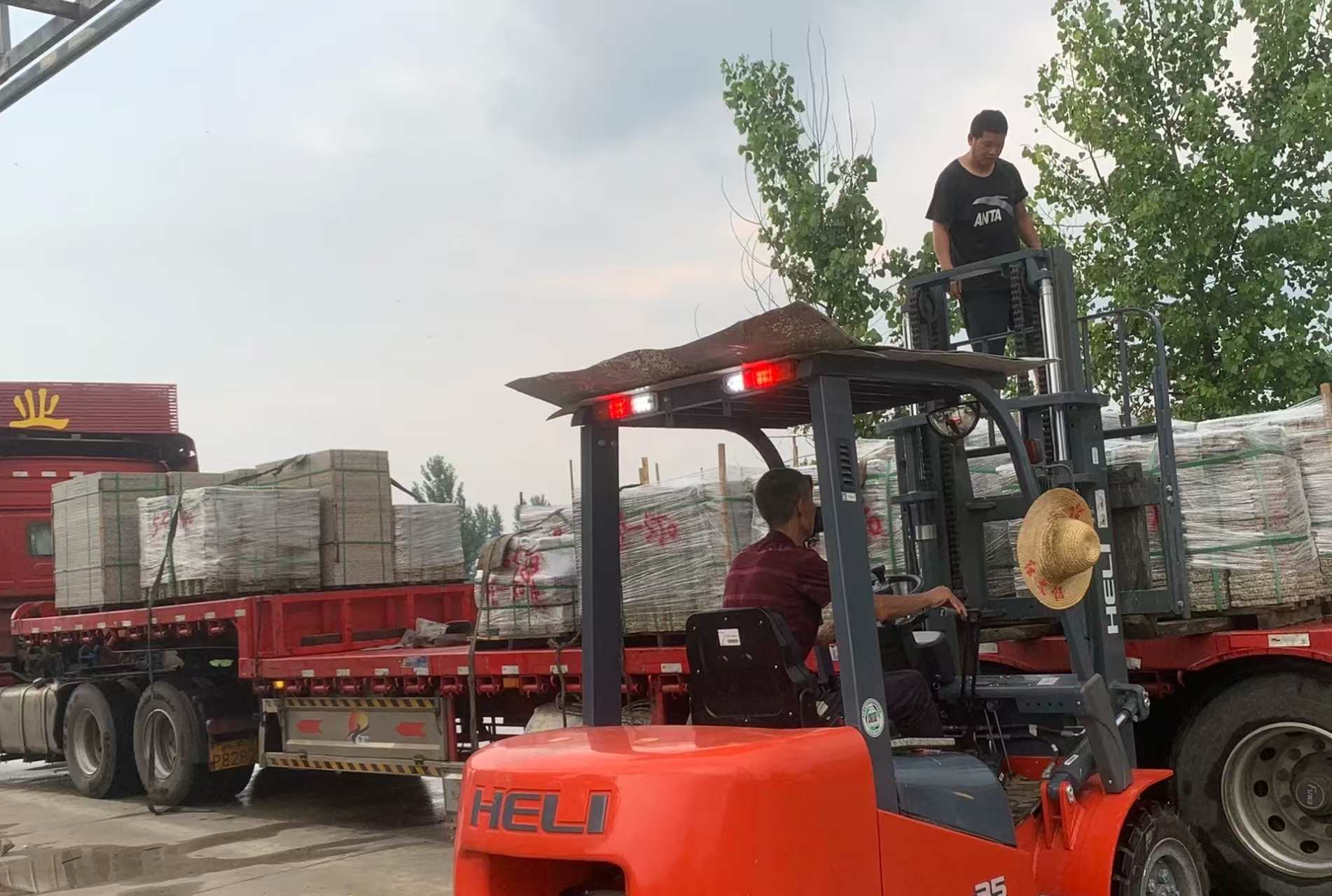 泰州 黄金麻冰裂纹，地铺石装车