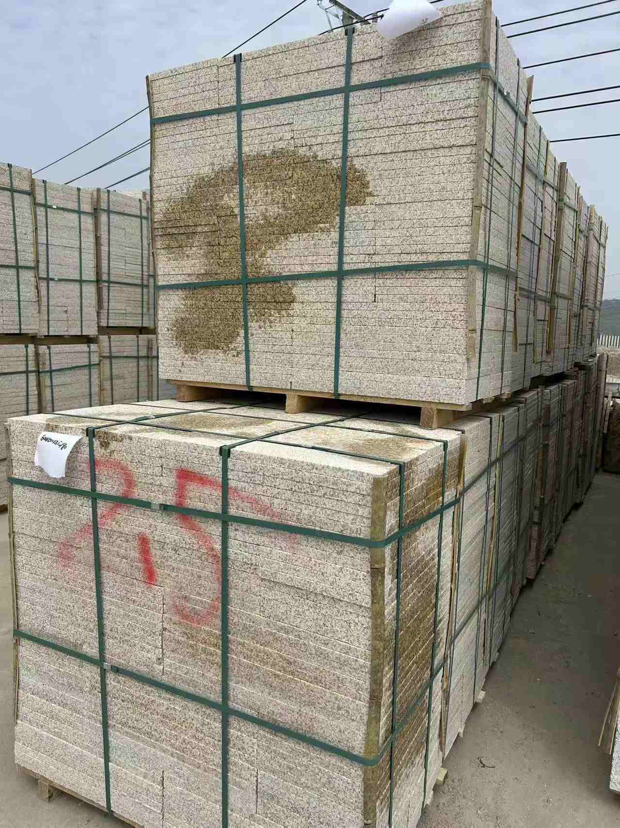 泰州 黄金麻花岗岩石材荔枝面地铺石2.5*300*600