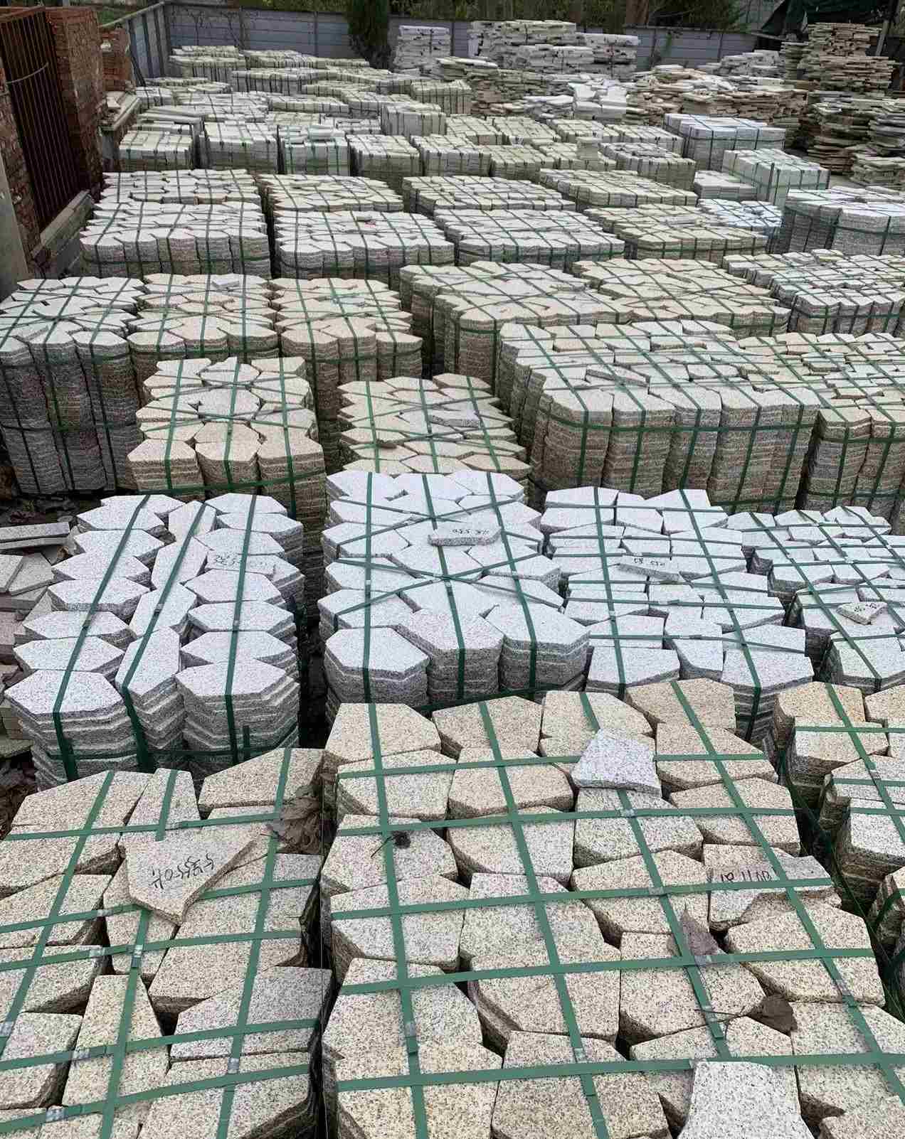 泰州 黄金麻白麻花岗岩荔枝面地铺石(冰裂纹)