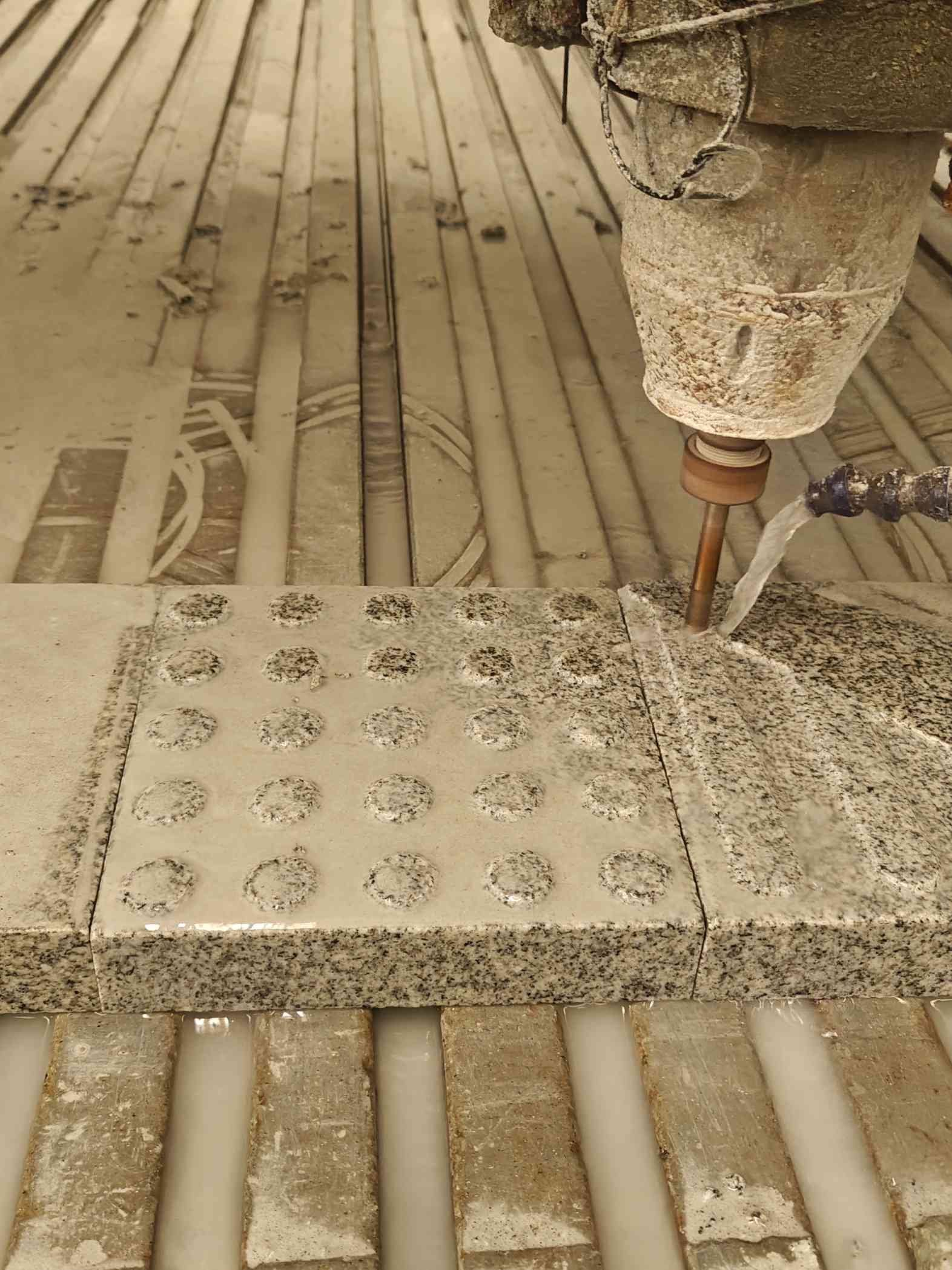 泰州 芝麻白花岗岩石材盲人石、盲道石、盲点石