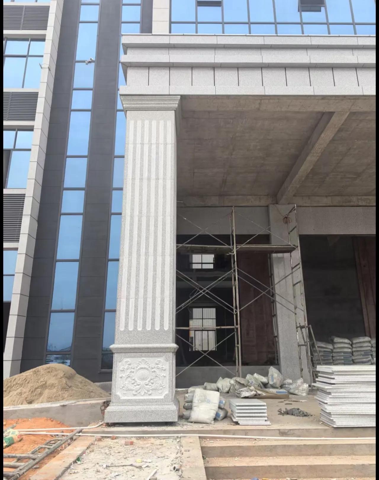 泰州 芝麻白光面花岗岩门楼大柱（罗马柱）配雕花底座