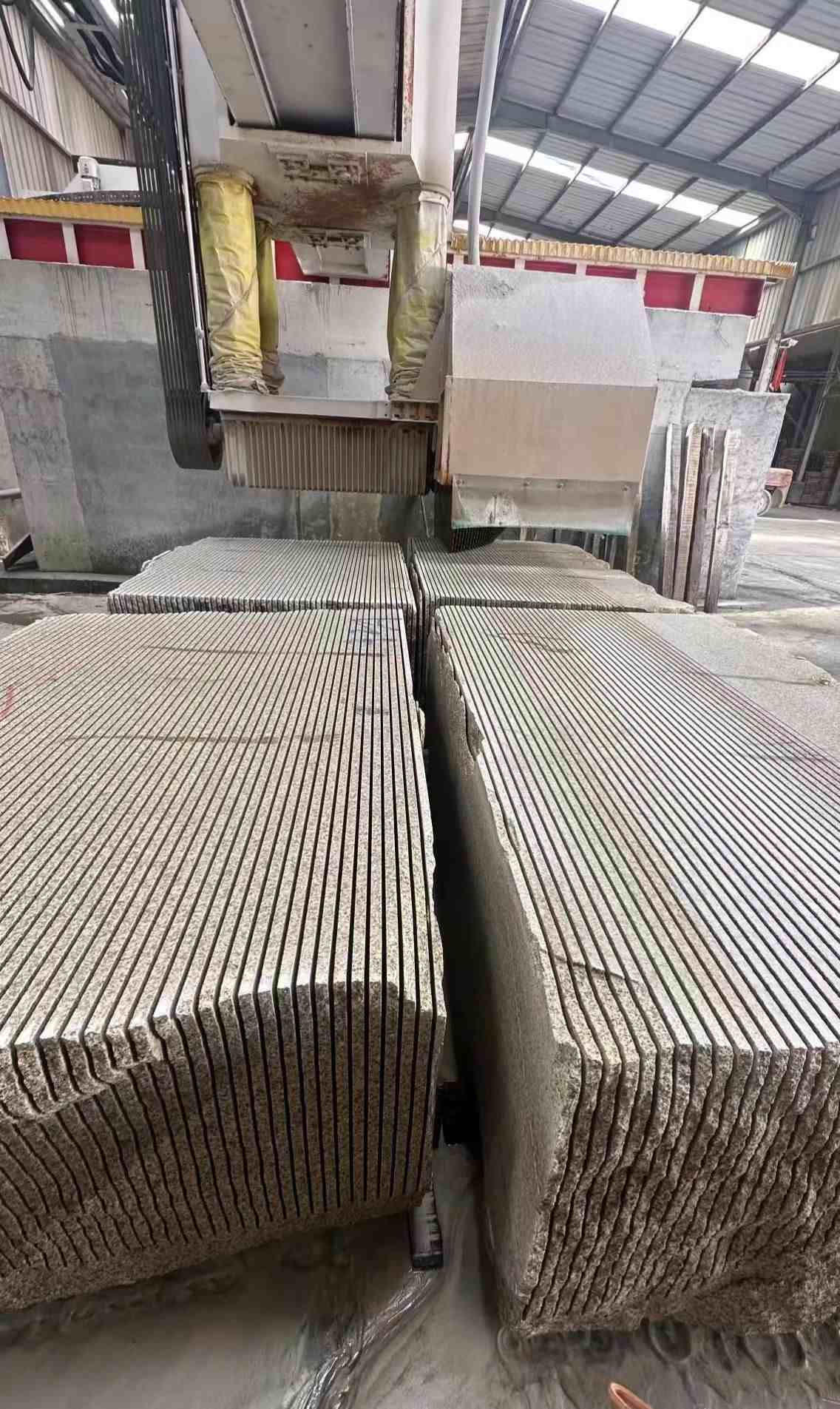 泰州 车间生产日常，黄金麻白麻花岗岩