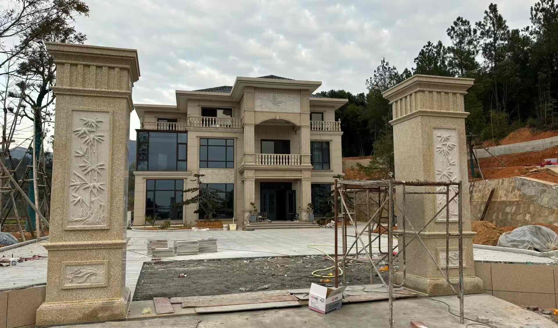 泰州 黄金麻花岗岩别墅雕花外墙干挂配上门口雕花罗马柱