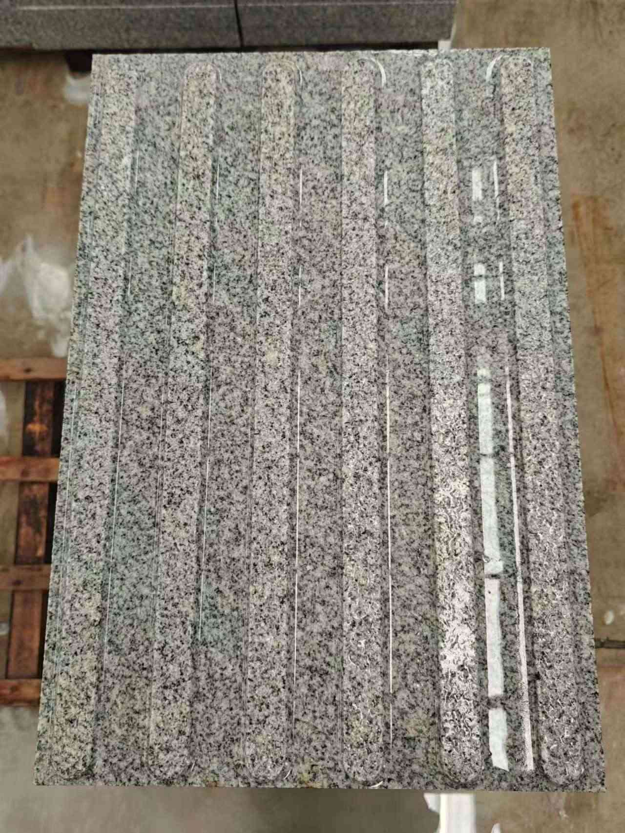 泰州 芝麻白花岗岩荔枝面雕刻盲道，盲条