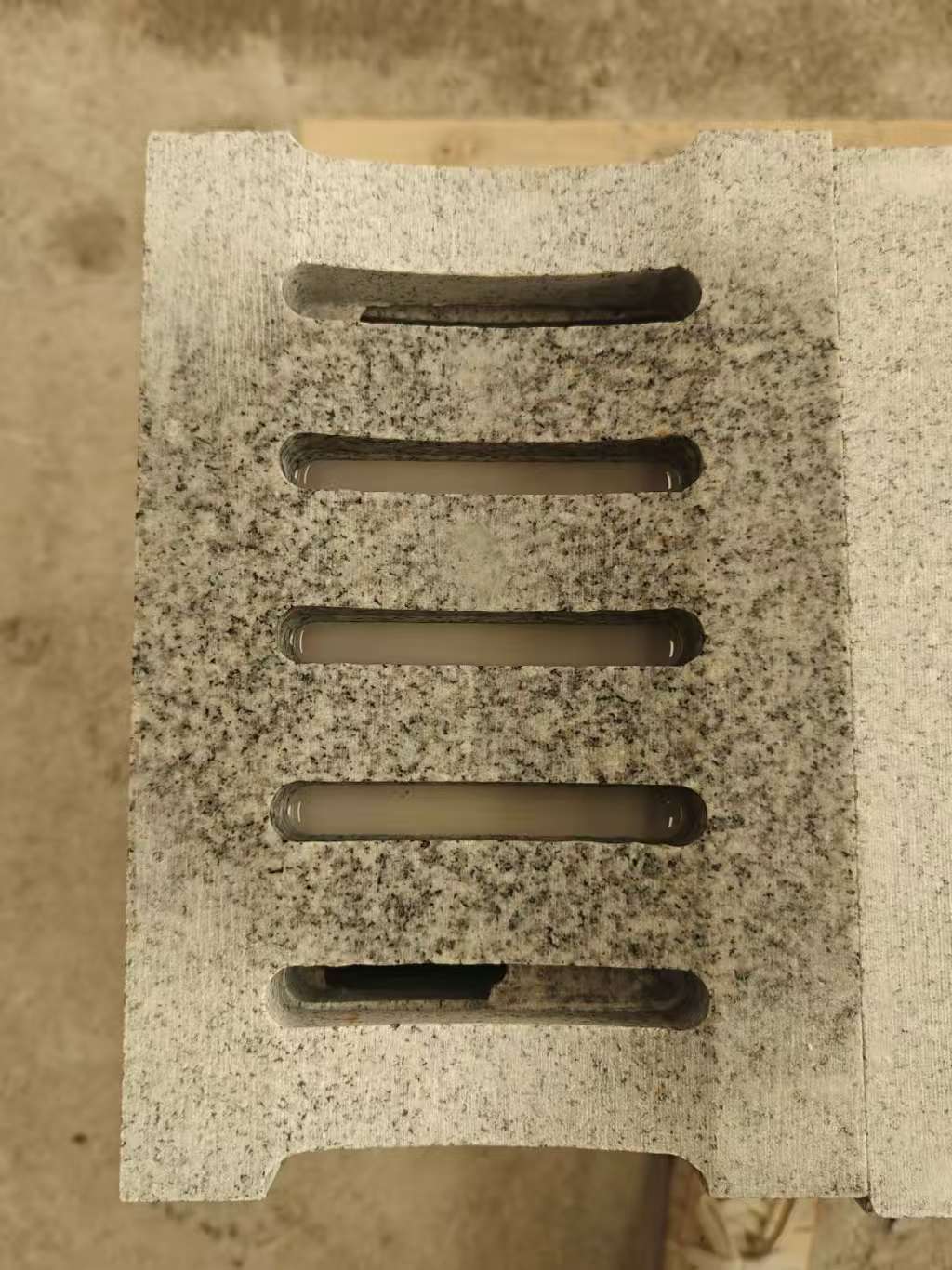 泰州 芝麻白拉丝面花岗岩U型开槽排水槽