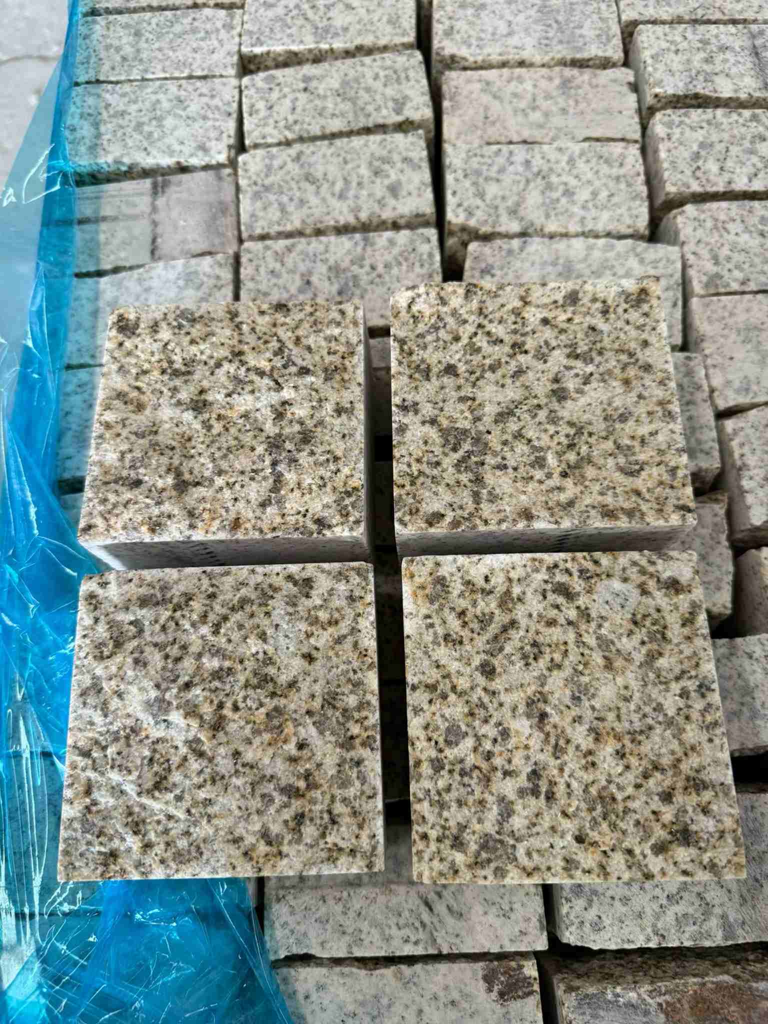 泰州 黄金麻花岗岩自然面小方块，弹石，马蹄石等