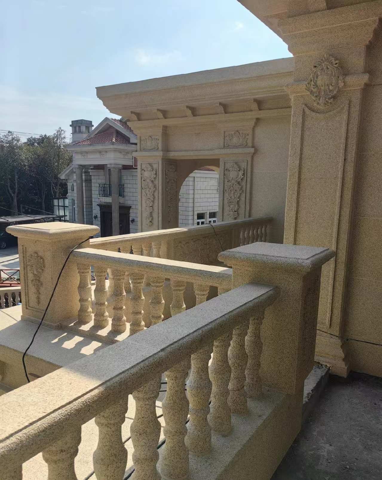 泰州 黄金麻别墅外墙干挂雕花配合阳台栏杆花瓶柱