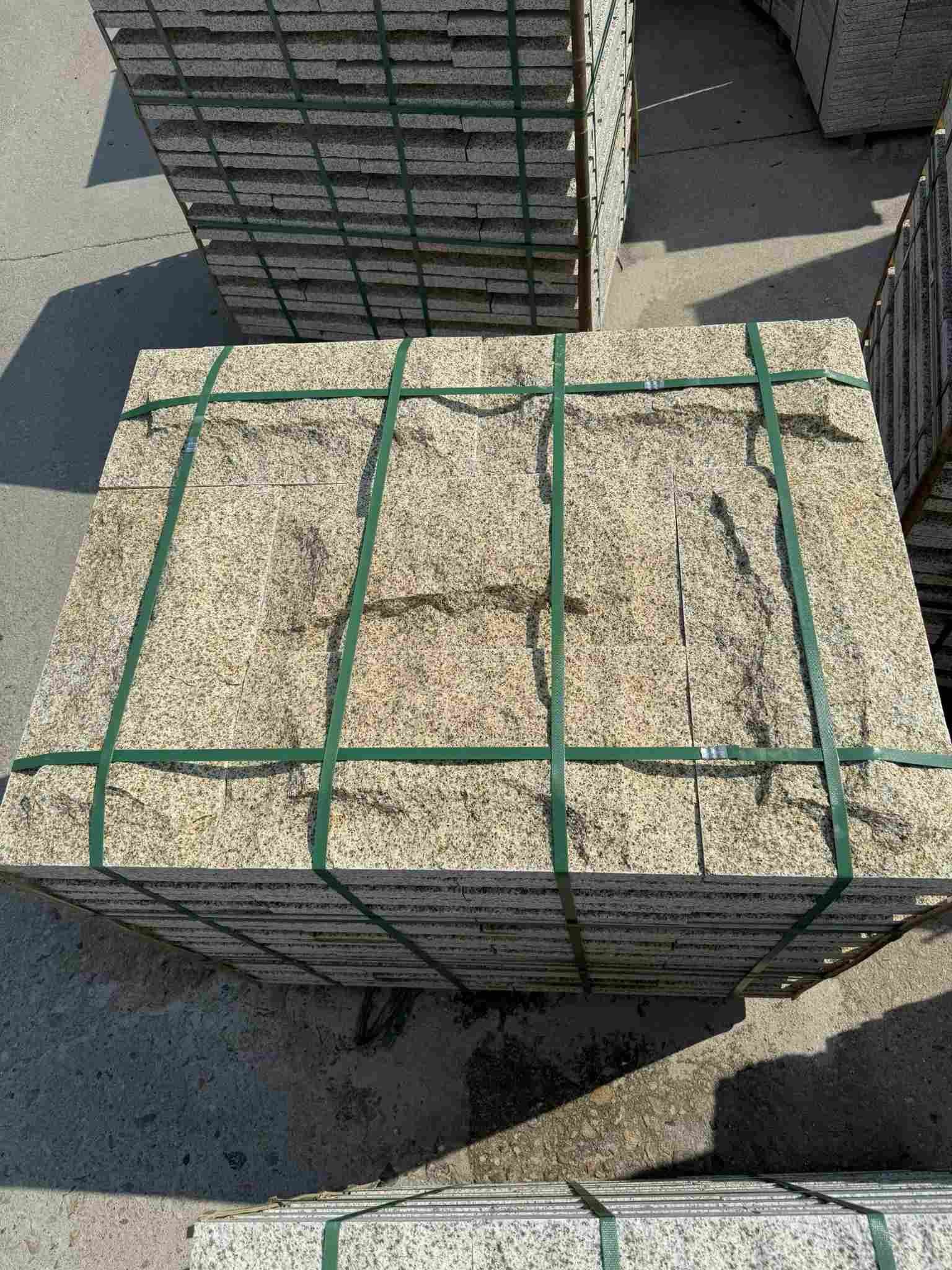 泰州 黄金麻花岗岩石材自然面蘑菇石成品