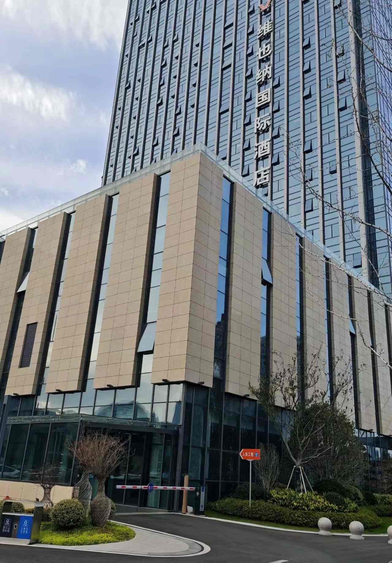 泰州 黄金麻花岗岩外墙干挂