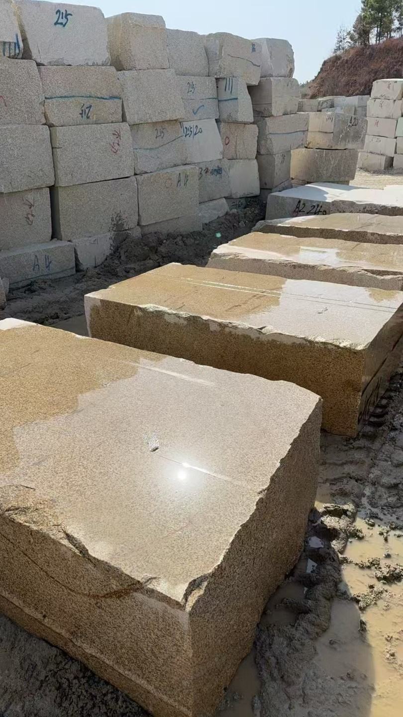 泰州 黄金麻方料堆场洗料分选中，原材料充足