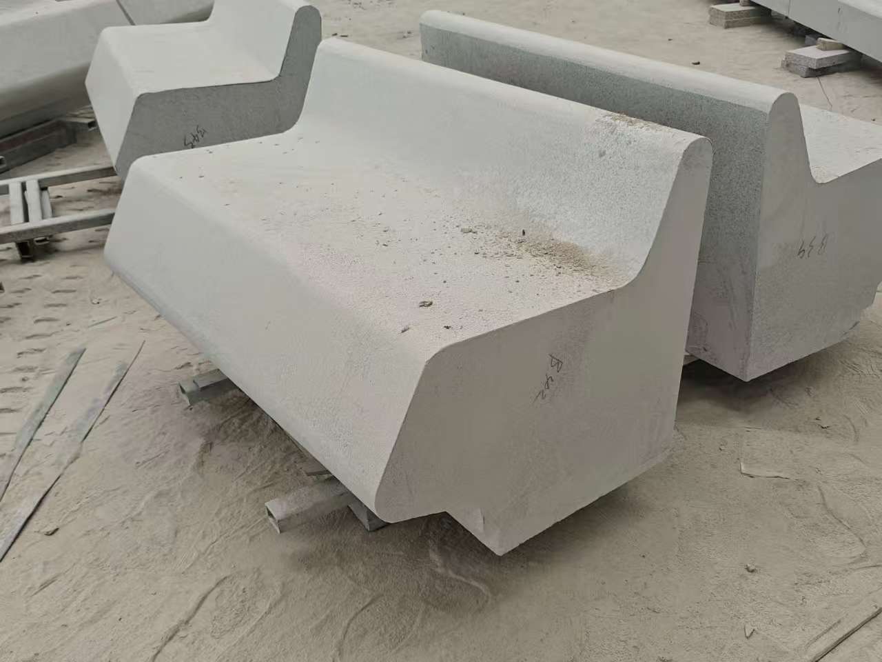 泰州 芝麻白花岗岩异形坐凳，石凳