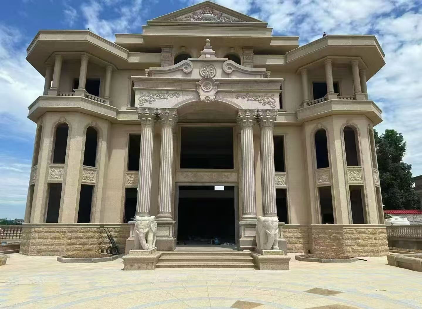 泰州 黄金麻别墅外墙干挂，大柱，大象，蘑菇石，雕花板