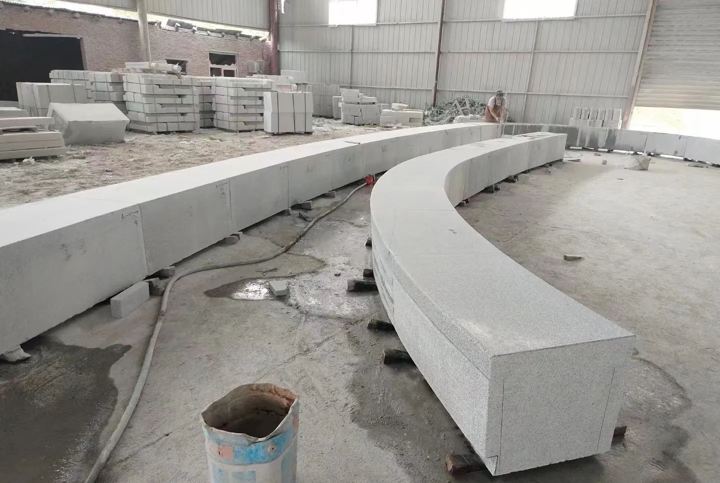 泰州芝麻白花岗岩石板材 园林光面弧形坐凳