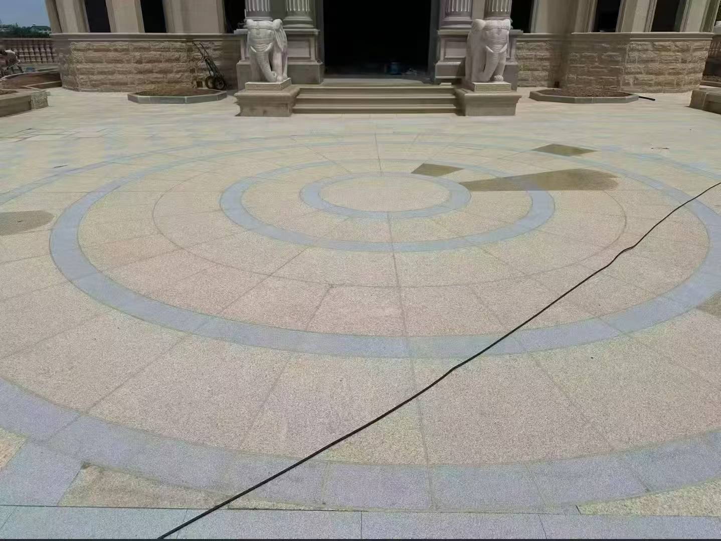 泰州 黄金麻芝麻灰花岗岩石材地铺拼接效果