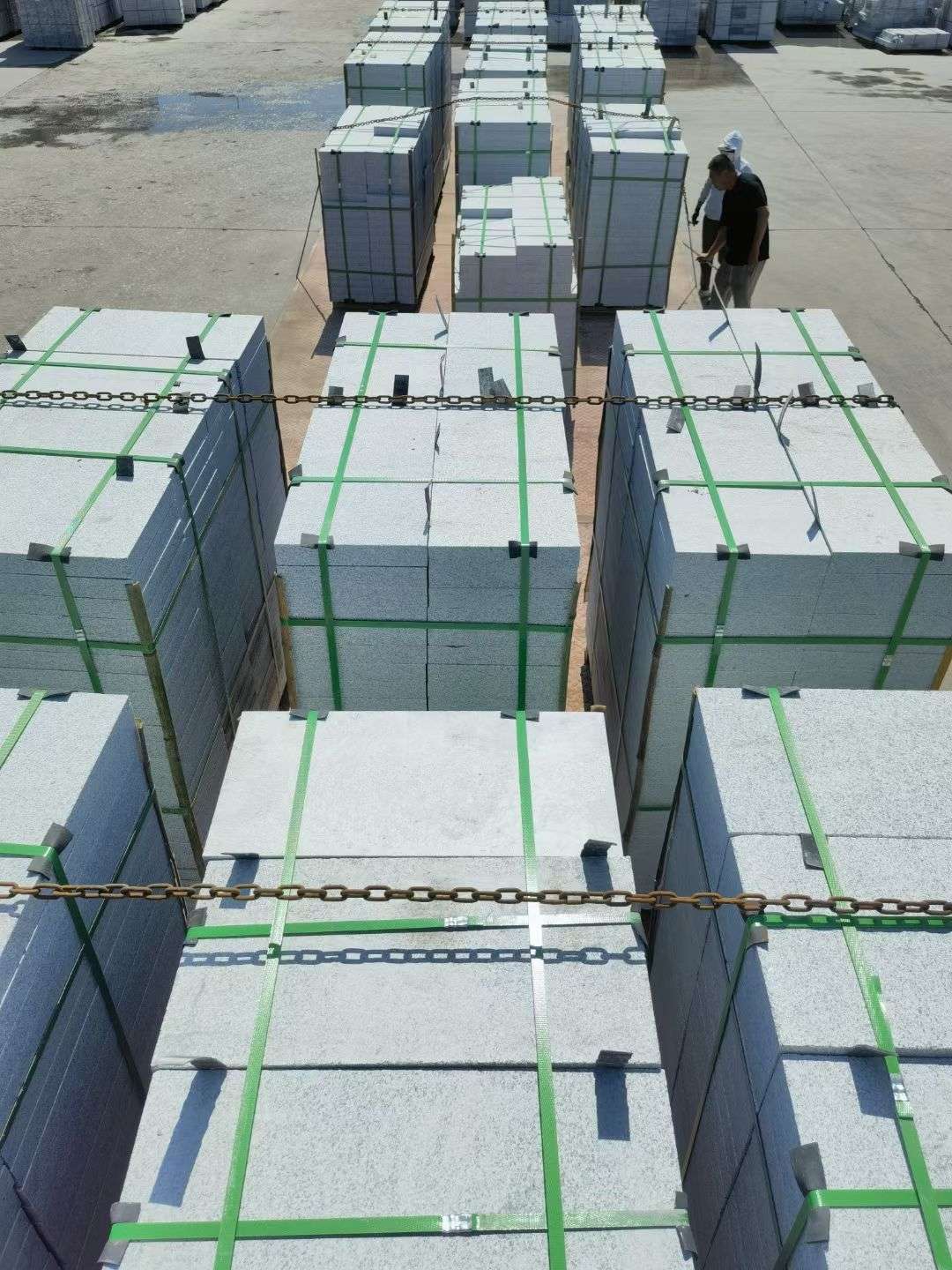 泰州 芝麻白花岗岩5公分地铺石 花岗岩厂家工厂装车日常